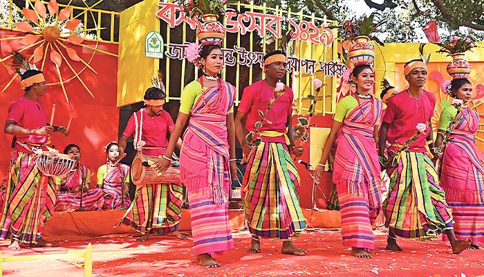 নিজ সংস্কৃতিতে অনন্য সাঁওতাল